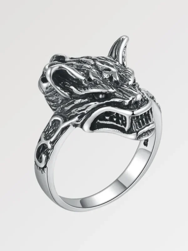 anillo de plata con diseño de lobo
