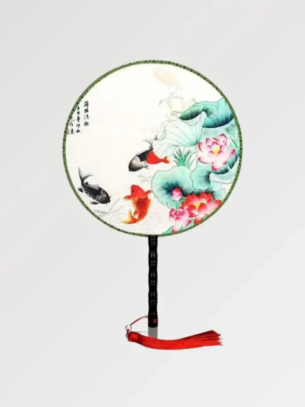 abanico con diseño de pez chita japonés