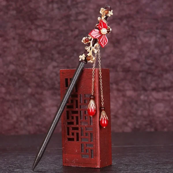 horquilla japonesa con adornos tradicionales