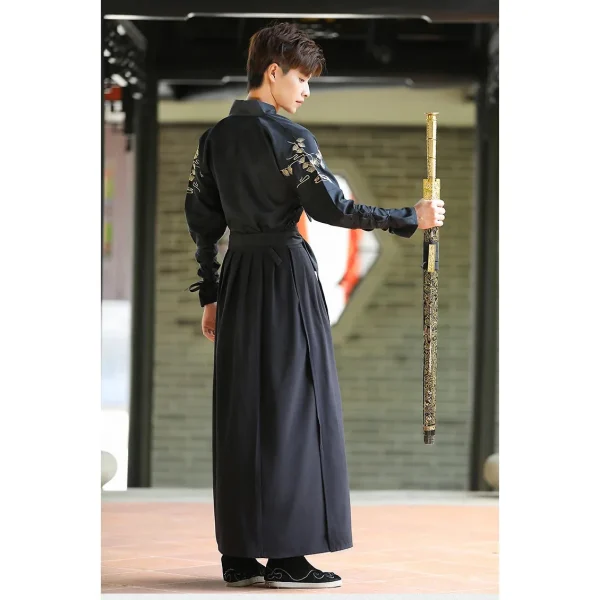 hombre samurái con kimono japonés