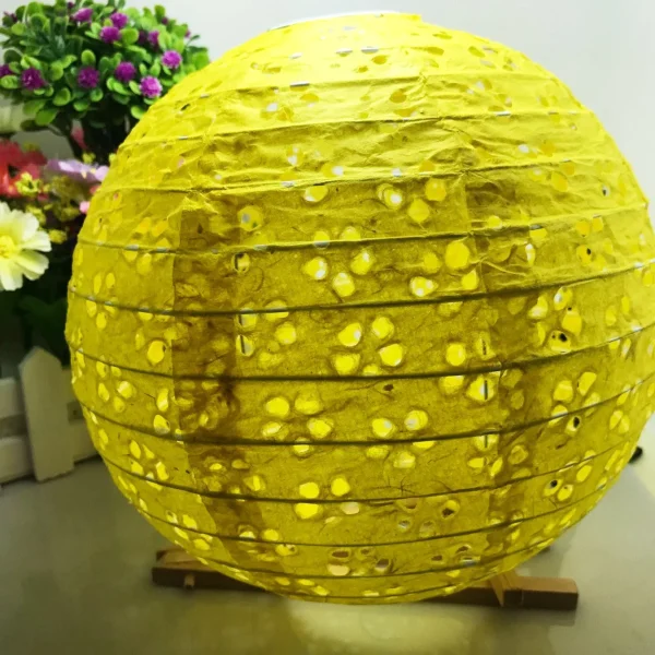 bola amarilla decorativa