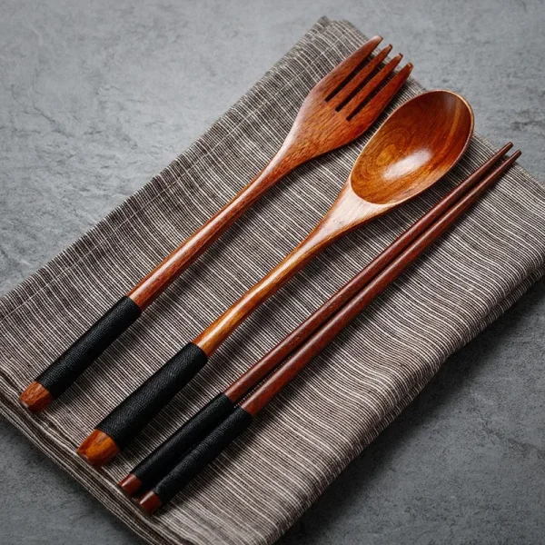 set de cubiertos de madera