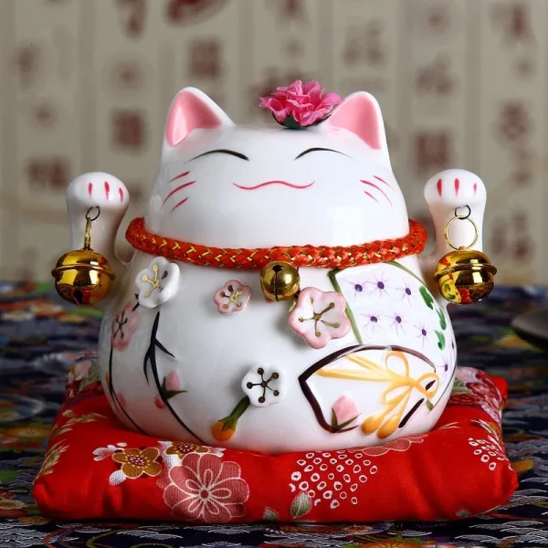 maneki neko con dos patas levantadas