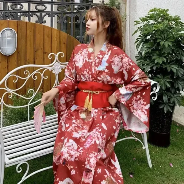 kimono rojo estilo japonés mujer Madoka
