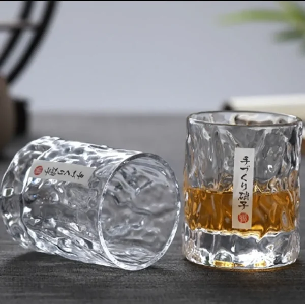 vaso de whisky japonés