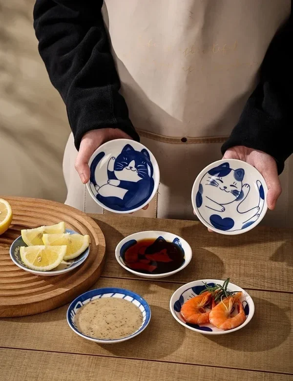 juego de platos pequeños con forma de gato japonés