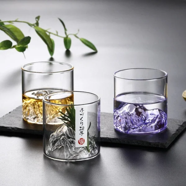 vaso artesanal de whisky japonés
