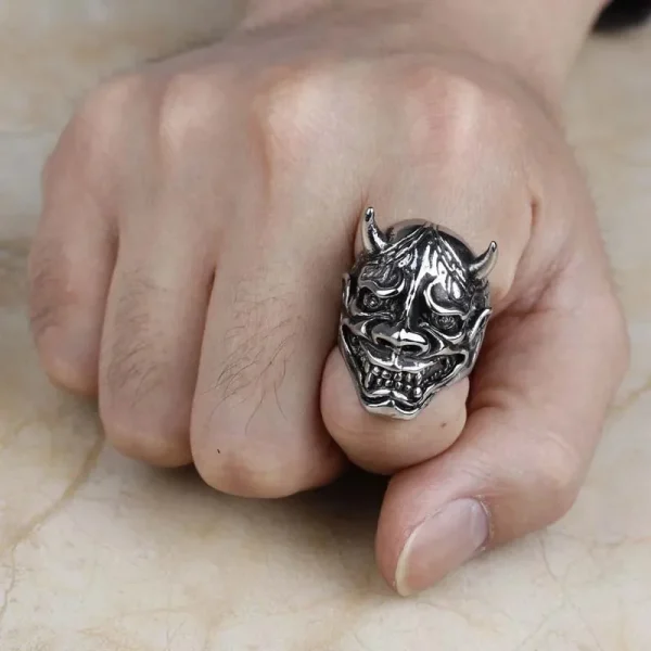 anillo de cabeza de demonio japonés