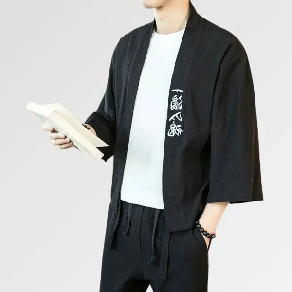 kimono japonés con diseño de kanji