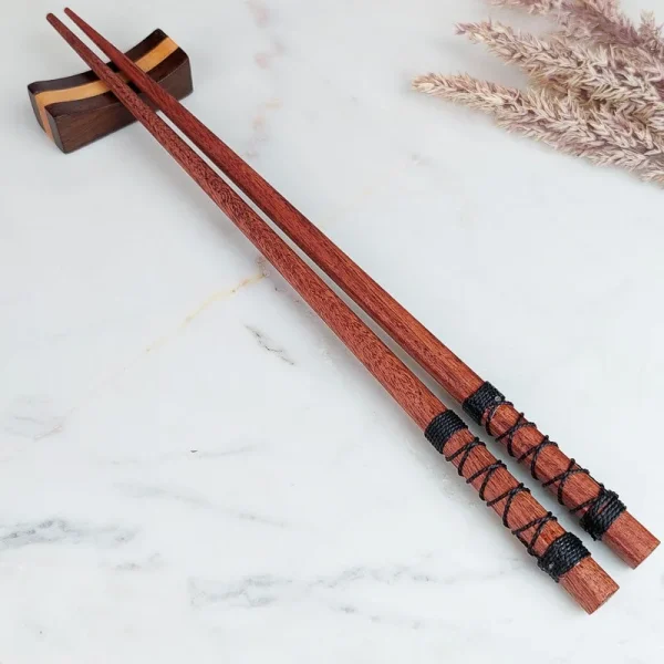 palillos con alambre negro para sushi