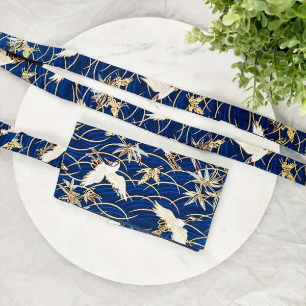 cinturón obi azul marino con patrón Tsuru