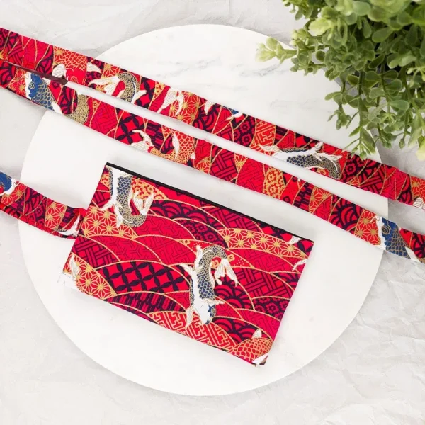 cinturón obi rojo con estampado de carpa koi