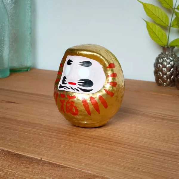daruma dorado japonés