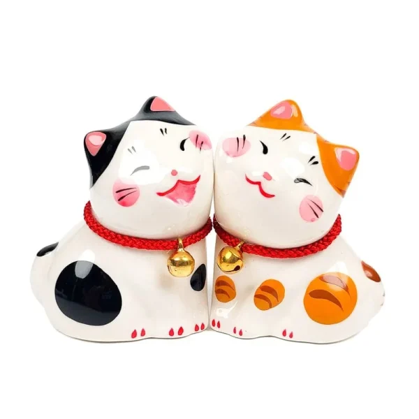 par de figuras de gatos japoneses