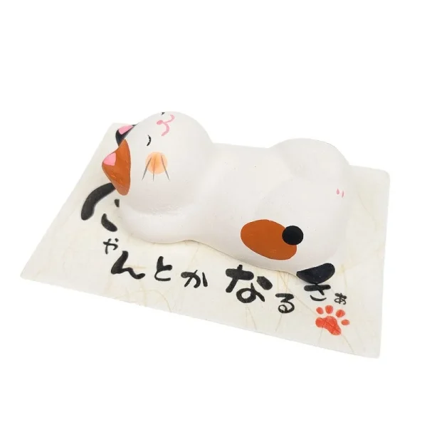 escultura de gato en posición Savasana