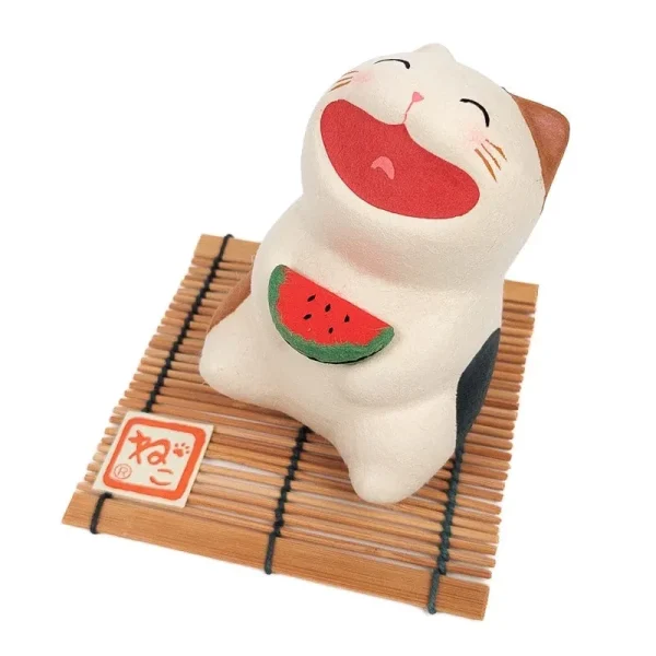 escultura de gato japonés sonriente