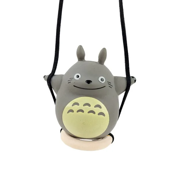 muñeco de Totoro en columpio