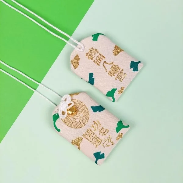 hojas de ginkgo omamori