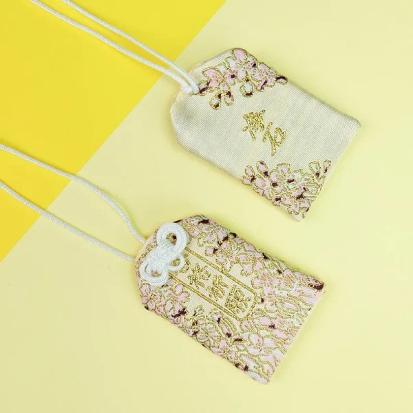 amuleta protector dorado Omamori