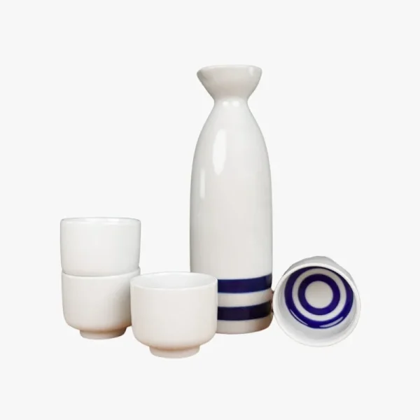 sake japonés en servicio