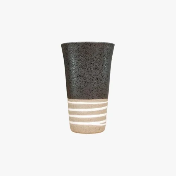 taza japonesa de terracota negra