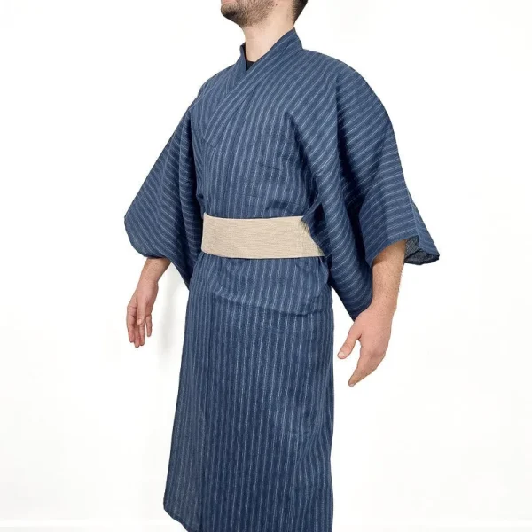 yukata japonesa de rayas azules