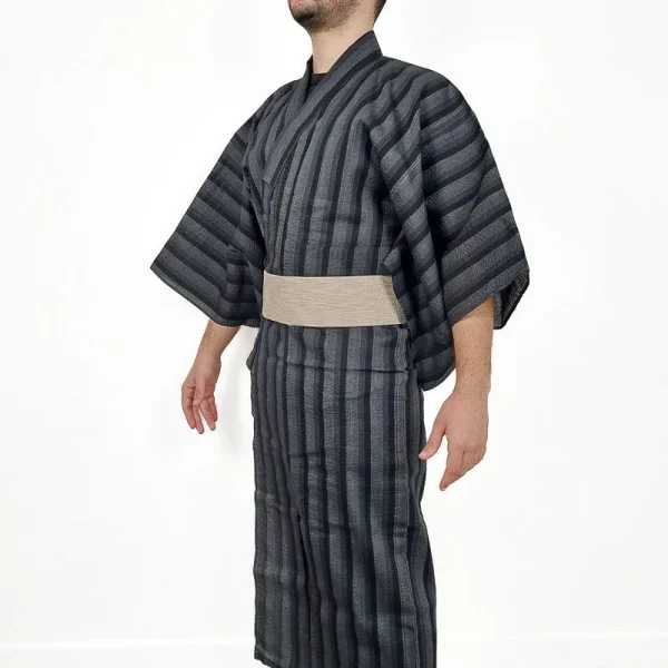 yukata japonesa de rayas negras